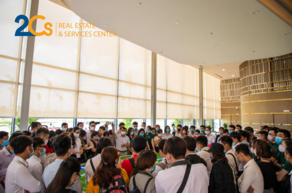 BĐS Long An từ cuối năm 2020 đến nay vẫn được giới đầu tư miệt mài săn đón 2 1. Cac nha dau tu va dong dao khach hang tham quan tim hieu du an