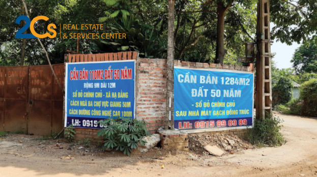 Theo chân F0 săn đất nền 3 Các băng rôn rao bán đất nền tại Hòa Lạc