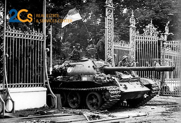 Xe tăng quân giải phóng tiến vào sân Dinh Độc Lập sáng 30/4/1975 - Ảnh tư liệu