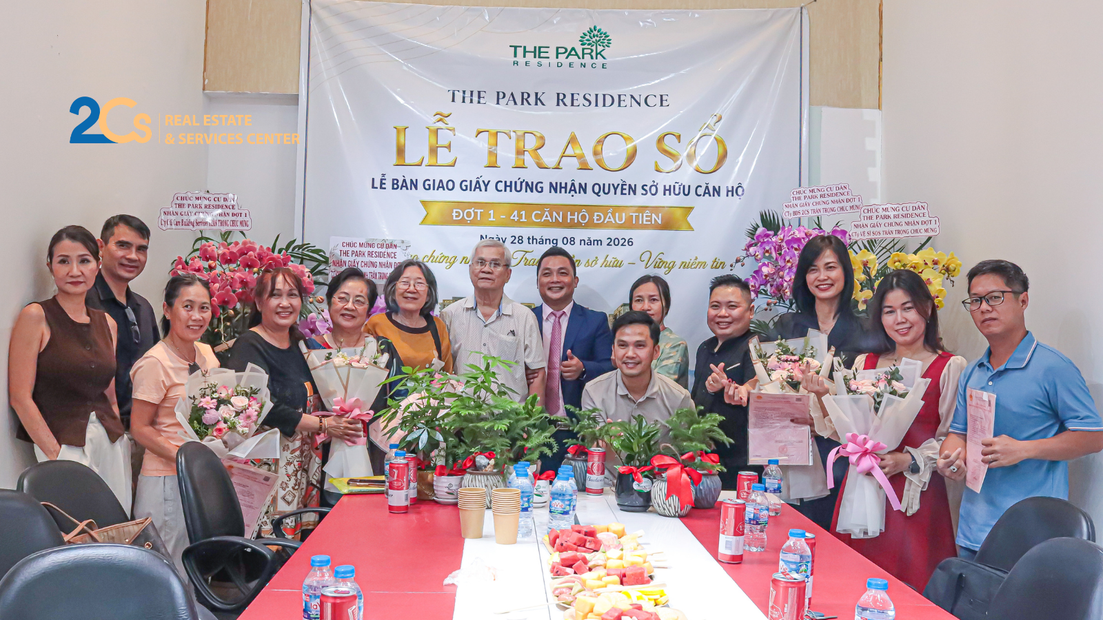 Đại diện đơn vị thực hiện trao sổ và chụp ảnh cùng cư dân